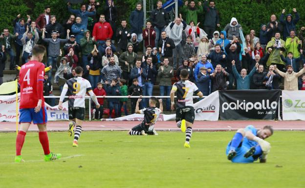 Piojo celebra el 2-0 ante el Tarazona en Las Pistas. 