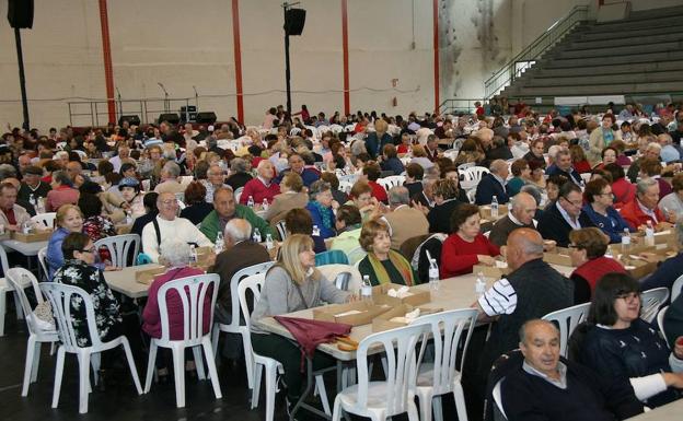 Asistentes al almuerzo del segador en el pabellón polideportivo. 