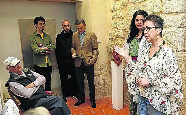 El pintor Narciso Maisterra escucha sentado a Inmaculada Amor y María Jesús Prieto, en la inauguración del museo. 