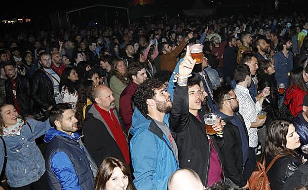 Miles de personas, en el Parque del Sotillo durante la actuación de Ángel Stanich del viernes.