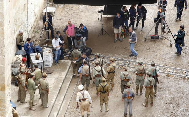 Amenábar da instrucciones durante un momento del rodaje en San Bentio. 