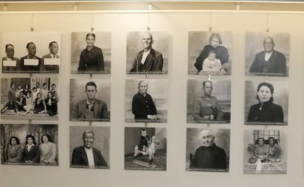 Fotografías de los Álvaro de Castro, expuestas en el vestíbulo del Archivo..