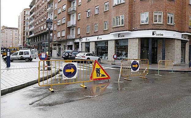 Calle Becerro de Bengoa cerrada al tráfico.