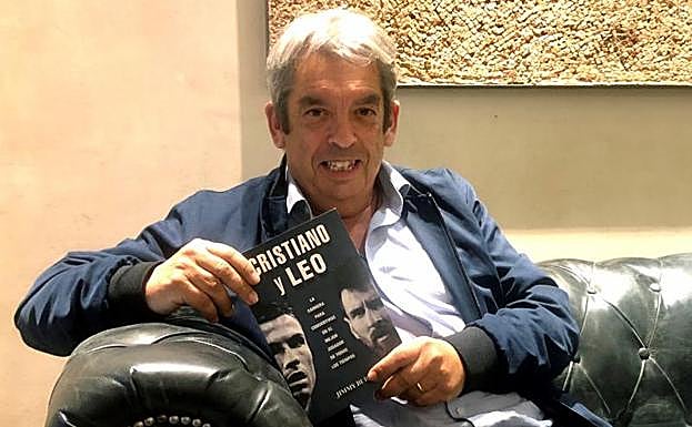 Jimmy Burns posa en un hotel de Madrid con su libro sobre Cristiano y Messi. 
