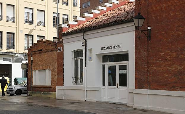 Le absuelven de matar y cortar la cabeza a un ciervo en Santibáñez de la Peña