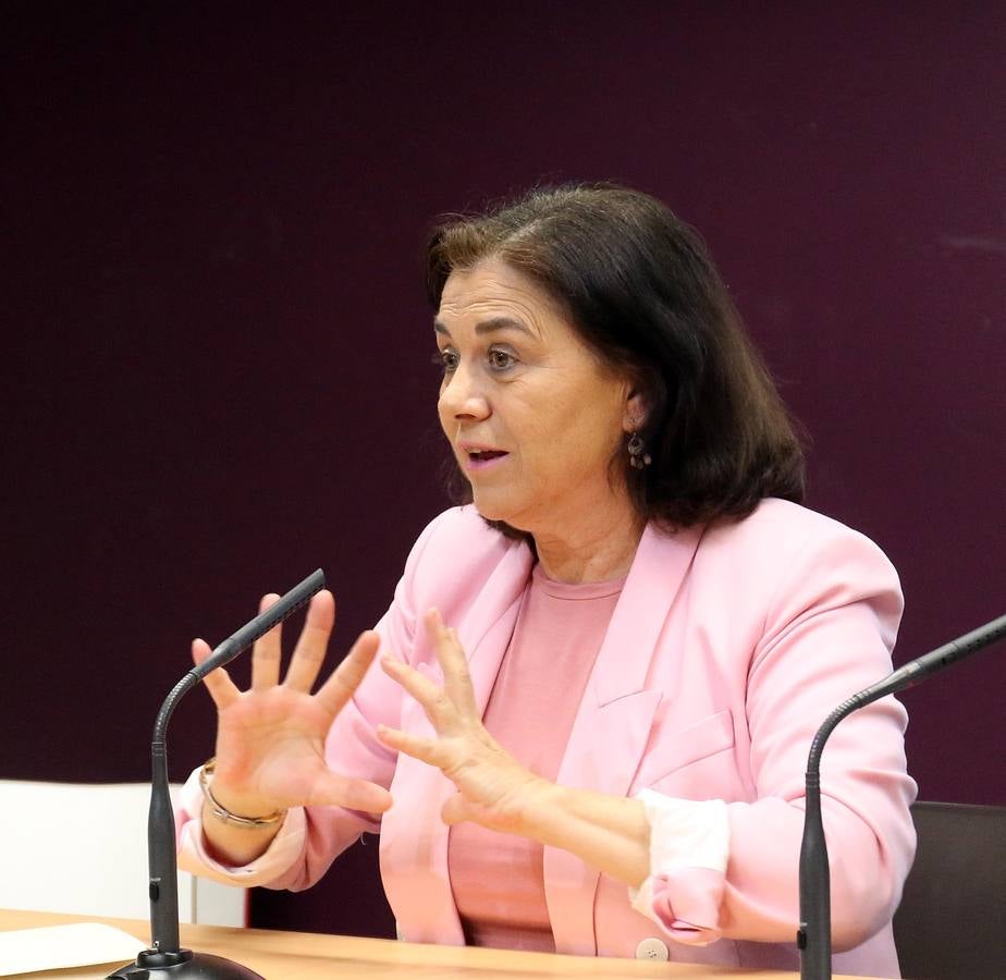 La periodista zamorana repasa la actualidad política en el ciclo y subraya que «es la fortaleza del Estado» la que no permite que haya partidos corruptos 