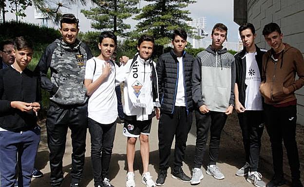 Jóvenes seguidores del Salmantino en las inmediaciones del Helmántico. 