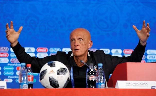 El presidente del Comité Arbitral de la FIFA, Pierluigi Collina, gesticula durante la rueda de prensa.