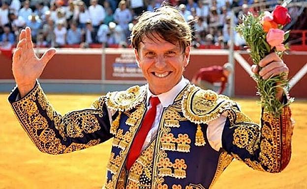 Manuel Díaz 'El Cordobés' celebra una faena. 