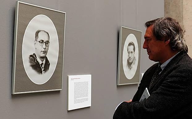 Daniel Villalobos, director del MUVa, observa la fotografía y semblanza de José Antonio Rubio Sacristrán. 