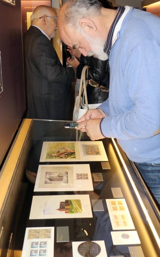 La muestra reúne alrededor de 200 dibujos, medallas, monedas, billetes, décimos de lotería y sellos expedidos por la Real Casa de la moneda a lo largo de los últimos 150 años, en torno al escritor de 'El Quijote'