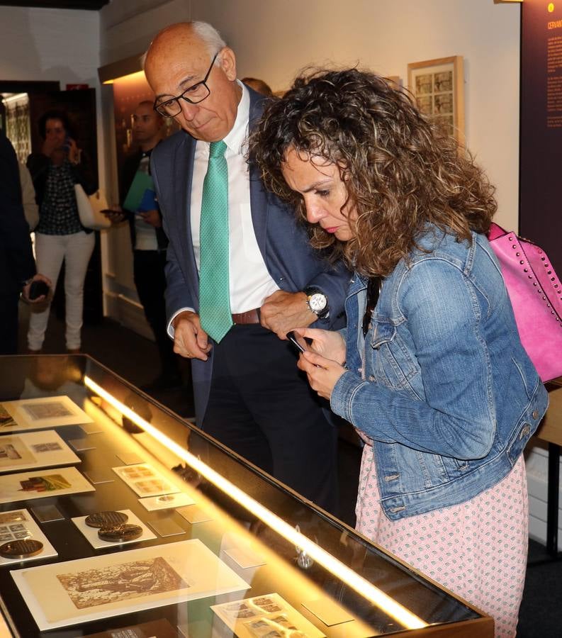 La muestra reúne alrededor de 200 dibujos, medallas, monedas, billetes, décimos de lotería y sellos expedidos por la Real Casa de la moneda a lo largo de los últimos 150 años, en torno al escritor de 'El Quijote'