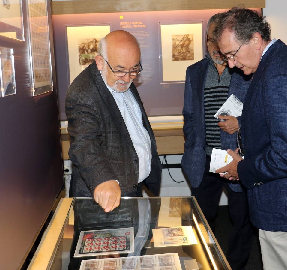 La muestra reúne alrededor de 200 dibujos, medallas, monedas, billetes, décimos de lotería y sellos expedidos por la Real Casa de la moneda a lo largo de los últimos 150 años, en torno al escritor de 'El Quijote'