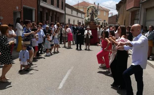 La Pedraja. Los vecinos arroparon la imagen de la procesión 