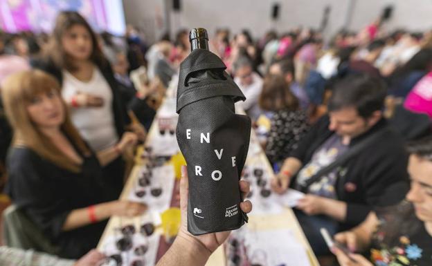 Una botella de vinos ensacada, durante las catas de los Premios Manojo 2018. 