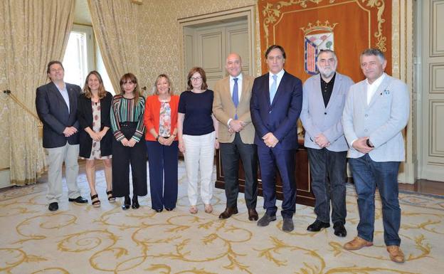 Foto de familia de los participantes en la reunión. 