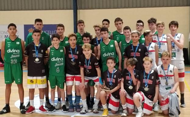 Las plantillas del CBTormes y el Joventut, al final del partido