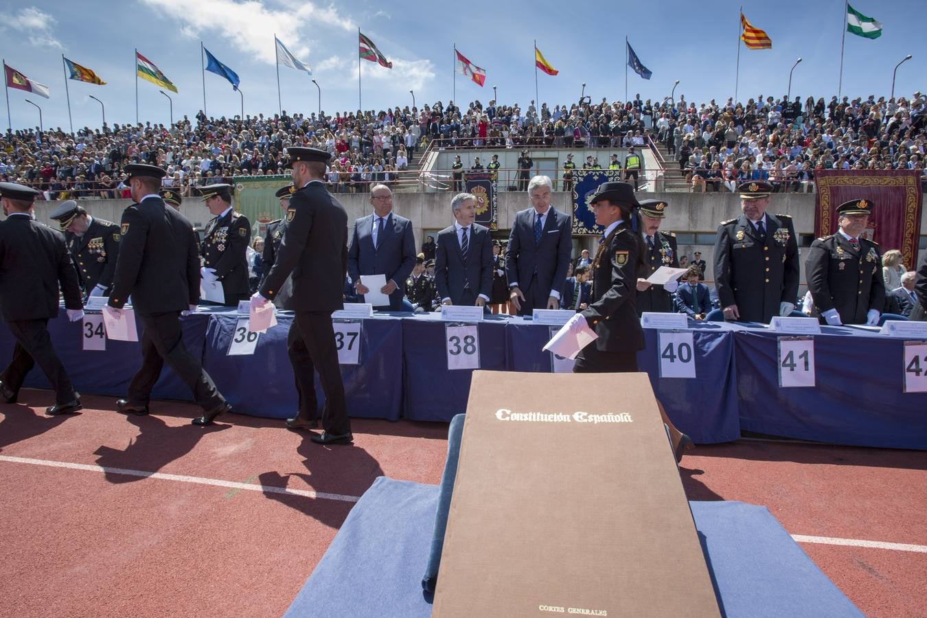 1.298 agentes (377 mujeres y 921 hombres) han superado el periodo de formación y las prácticas en distintas dependencias policiales, y se incorporarán en breve a sus destinos por toda España