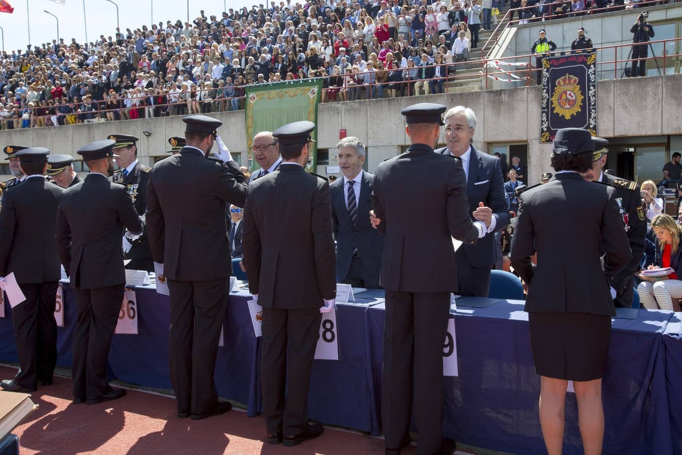 1.298 agentes (377 mujeres y 921 hombres) han superado el periodo de formación y las prácticas en distintas dependencias policiales, y se incorporarán en breve a sus destinos por toda España