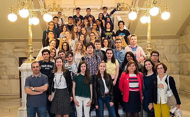 Foto de familia de alumnos participantes con la concejala de Igualdad, Victoria Soto. 