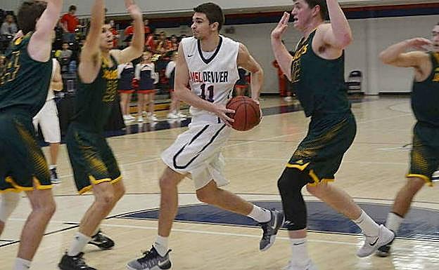 Álvaro Reyes, en el centro, con la camiseta de Denver. 