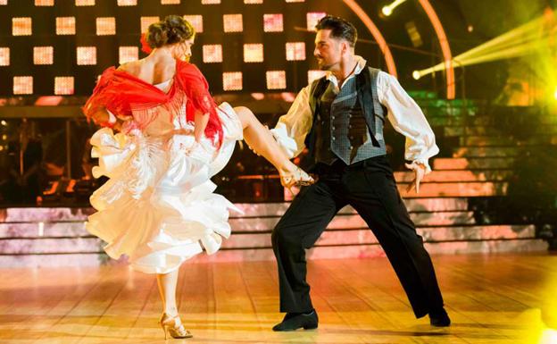 David Bustamante y Yana Olina bailan el pasodoble 'Tres veces guapa'.
