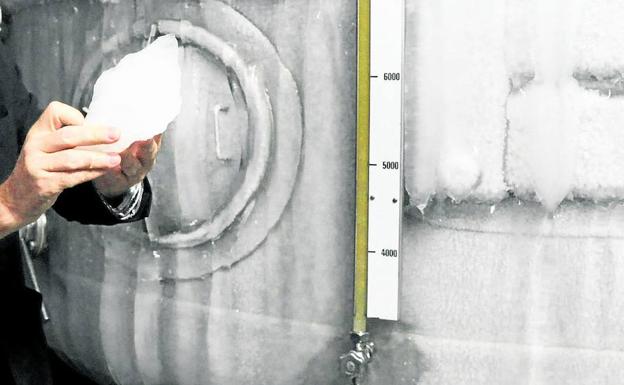 Un depósito congelado para cortar la fermentación.