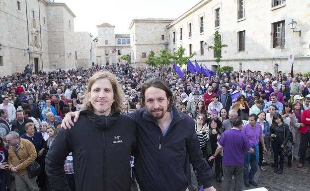 Pablo Fernández, candidato de Podemos a la Junta, y Pablo Iglesias, secretario general de Podemos, antes de un mitin en Zamora en 2015.