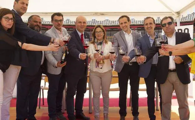 Representantes del Consejo Regulador de la Denominación de Origen Toro y de las instituciones brindan en la Feria del Vino.