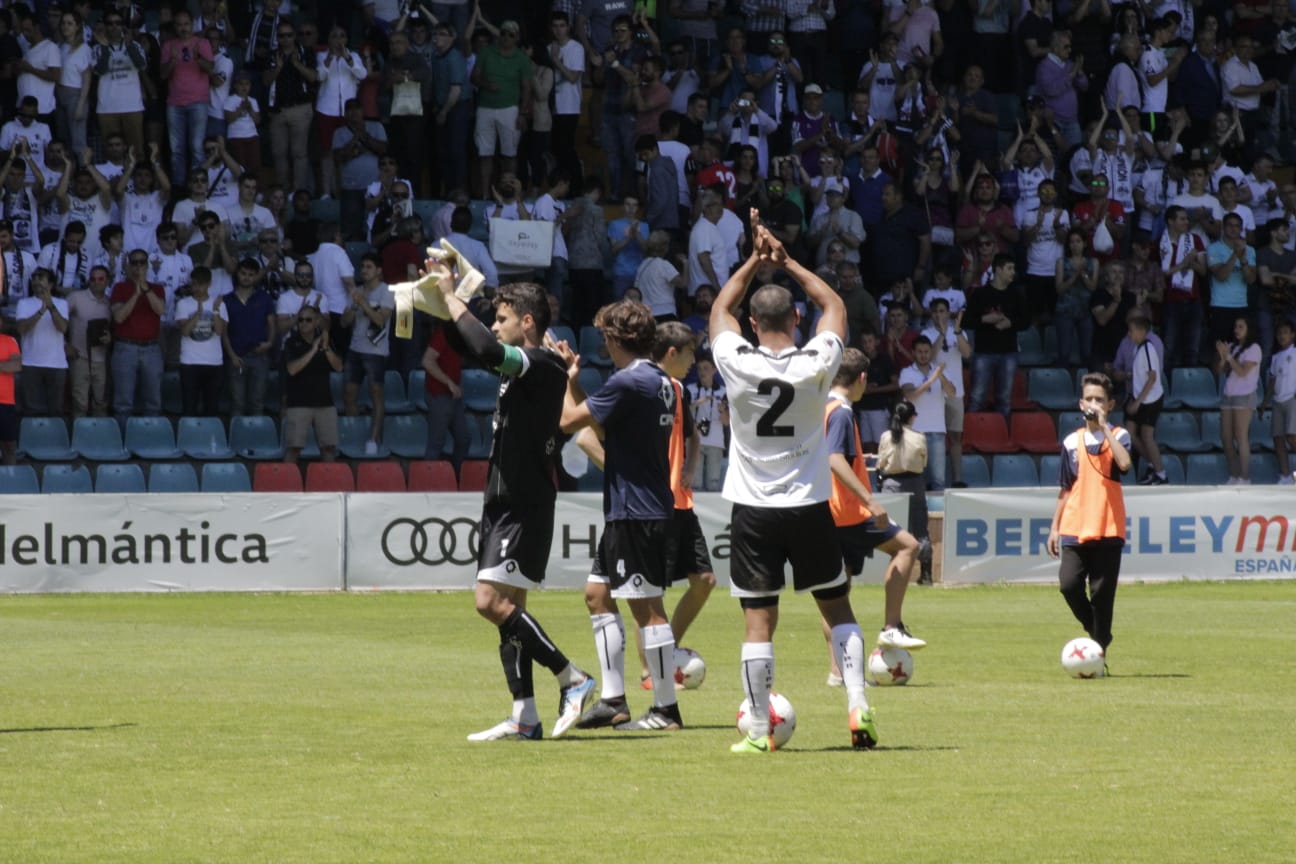 El ascenso a Segunda B entre el CF Salmantino UDS y la SD Compostela se decidirá el próximo domingo en el mítico estadio de San Lázaro. Los dos equipos han empatado esta mañana en el Helmántico a un gol. 