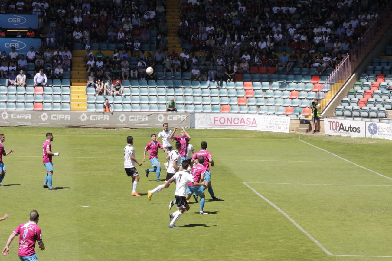 El ascenso a Segunda B entre el CF Salmantino UDS y la SD Compostela se decidirá el próximo domingo en el mítico estadio de San Lázaro. Los dos equipos han empatado esta mañana en el Helmántico a un gol. 