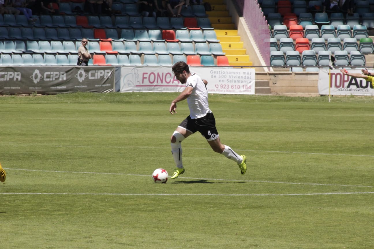 El ascenso a Segunda B entre el CF Salmantino UDS y la SD Compostela se decidirá el próximo domingo en el mítico estadio de San Lázaro. Los dos equipos han empatado esta mañana en el Helmántico a un gol. 