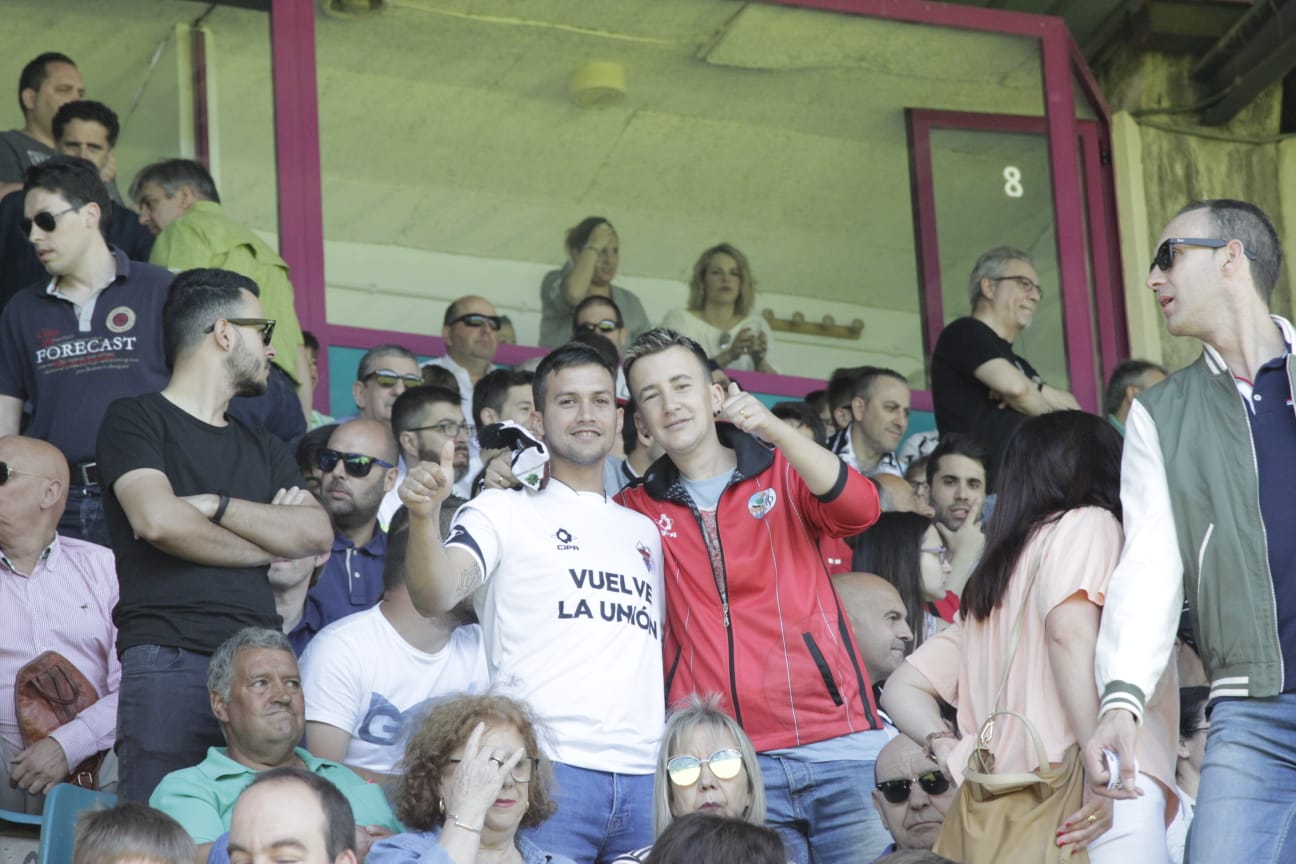 El ascenso a Segunda B entre el CF Salmantino UDS y la SD Compostela se decidirá el próximo domingo en el mítico estadio de San Lázaro. Los dos equipos han empatado esta mañana en el Helmántico a un gol. 