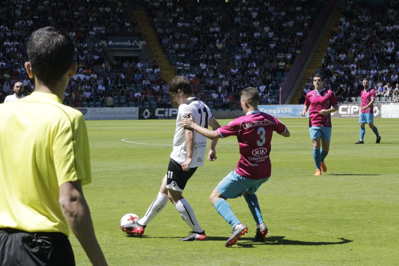 El ascenso a Segunda B entre el CF Salmantino UDS y la SD Compostela se decidirá el próximo domingo en el mítico estadio de San Lázaro. Los dos equipos han empatado esta mañana en el Helmántico a un gol. 