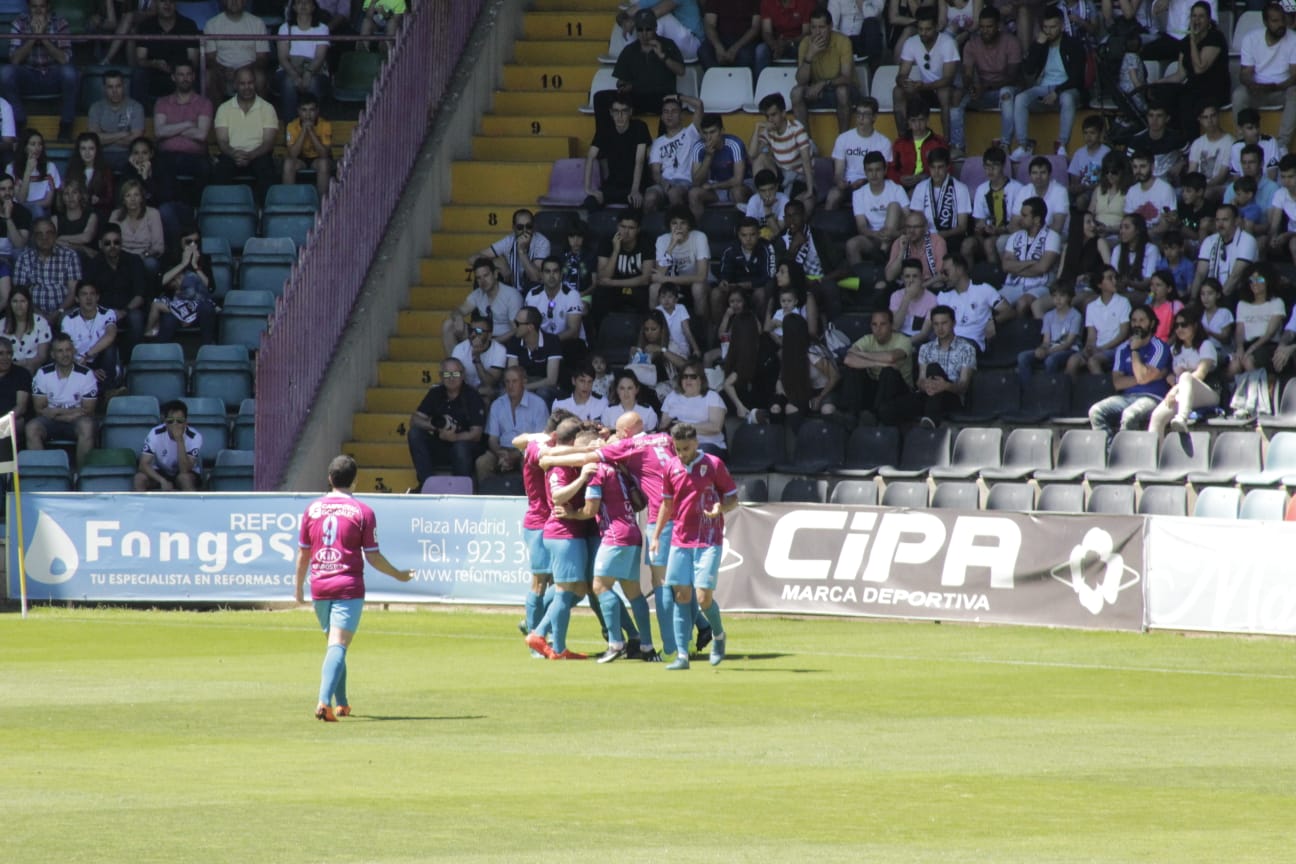 El ascenso a Segunda B entre el CF Salmantino UDS y la SD Compostela se decidirá el próximo domingo en el mítico estadio de San Lázaro. Los dos equipos han empatado esta mañana en el Helmántico a un gol. 