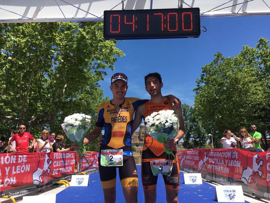 Salamanca se ha enganchado al triatlón. La capital charra acogió esta mañana la cuarta edición del Triatlón de Media Distancia, considerado además 'Campeonato Ibérico' por la importante presencia de triatletas lusos