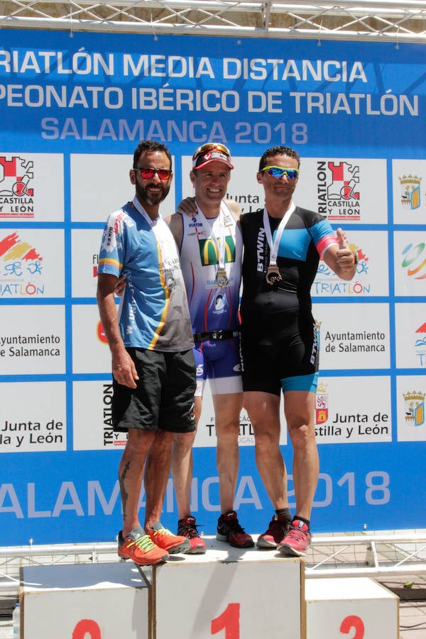 Salamanca se ha enganchado al triatlón. La capital charra acogió esta mañana la cuarta edición del Triatlón de Media Distancia, considerado además 'Campeonato Ibérico' por la importante presencia de triatletas lusos