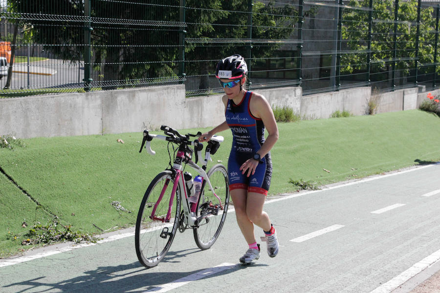 Salamanca se ha enganchado al triatlón. La capital charra acogió esta mañana la cuarta edición del Triatlón de Media Distancia, considerado además 'Campeonato Ibérico' por la importante presencia de triatletas lusos