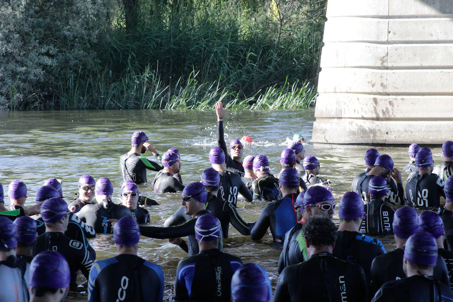 Salamanca se ha enganchado al triatlón. La capital charra acogió esta mañana la cuarta edición del Triatlón de Media Distancia, considerado además 'Campeonato Ibérico' por la importante presencia de triatletas lusos