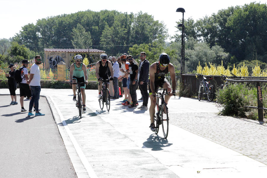 Salamanca se ha enganchado al triatlón. La capital charra acogió esta mañana la cuarta edición del Triatlón de Media Distancia, considerado además 'Campeonato Ibérico' por la importante presencia de triatletas lusos