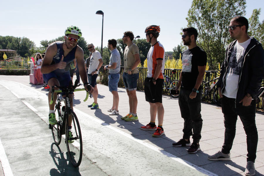 Salamanca se ha enganchado al triatlón. La capital charra acogió esta mañana la cuarta edición del Triatlón de Media Distancia, considerado además 'Campeonato Ibérico' por la importante presencia de triatletas lusos