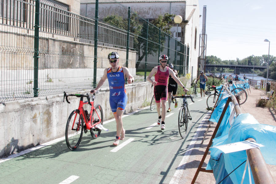 Salamanca se ha enganchado al triatlón. La capital charra acogió esta mañana la cuarta edición del Triatlón de Media Distancia, considerado además 'Campeonato Ibérico' por la importante presencia de triatletas lusos