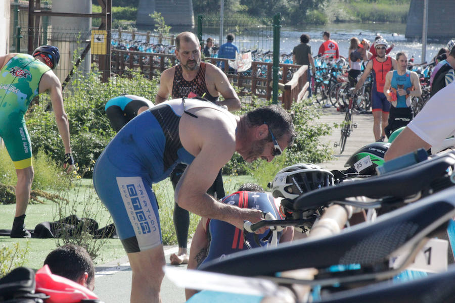 Salamanca se ha enganchado al triatlón. La capital charra acogió esta mañana la cuarta edición del Triatlón de Media Distancia, considerado además 'Campeonato Ibérico' por la importante presencia de triatletas lusos