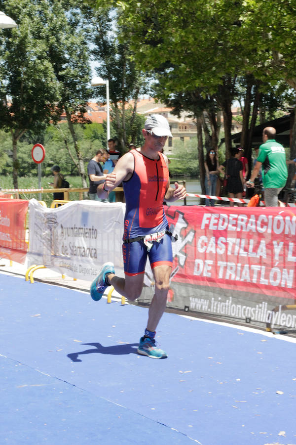 Salamanca se ha enganchado al triatlón. La capital charra acogió esta mañana la cuarta edición del Triatlón de Media Distancia, considerado además 'Campeonato Ibérico' por la importante presencia de triatletas lusos