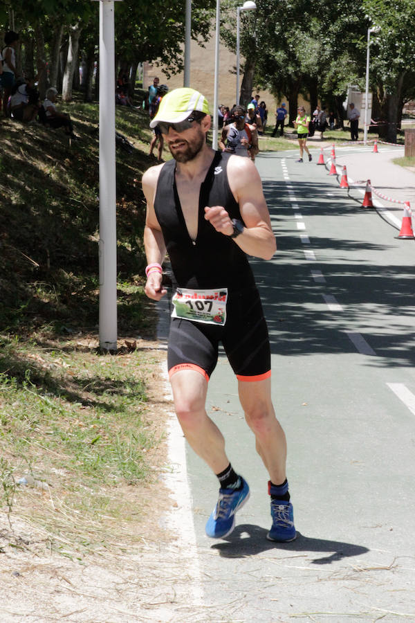Salamanca se ha enganchado al triatlón. La capital charra acogió esta mañana la cuarta edición del Triatlón de Media Distancia, considerado además 'Campeonato Ibérico' por la importante presencia de triatletas lusos