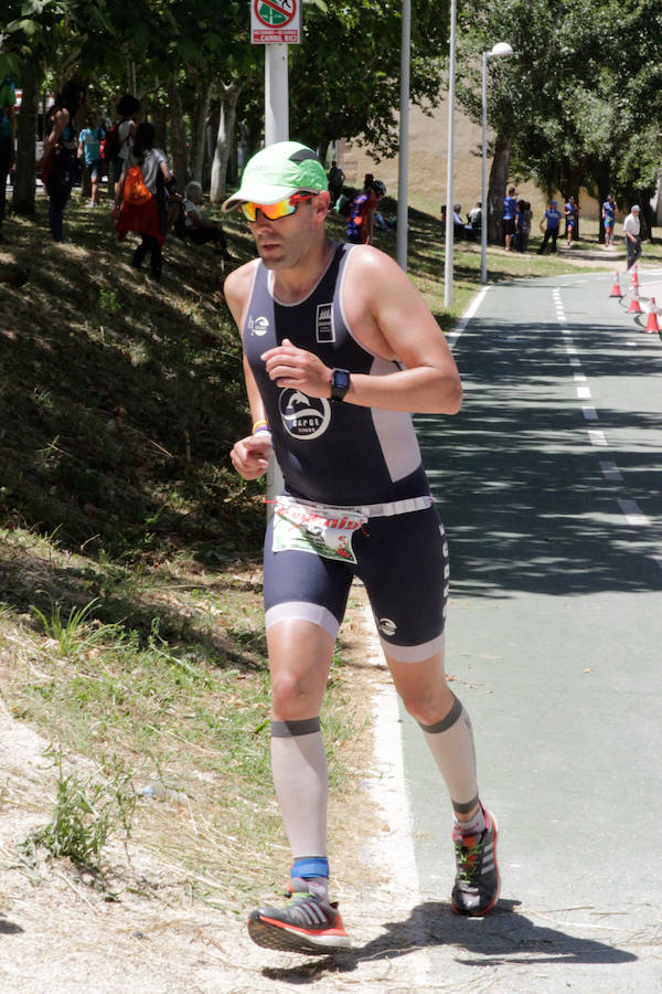 Salamanca se ha enganchado al triatlón. La capital charra acogió esta mañana la cuarta edición del Triatlón de Media Distancia, considerado además 'Campeonato Ibérico' por la importante presencia de triatletas lusos