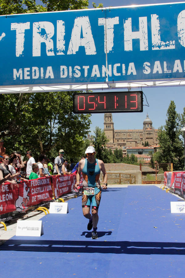 Salamanca se ha enganchado al triatlón. La capital charra acogió esta mañana la cuarta edición del Triatlón de Media Distancia, considerado además 'Campeonato Ibérico' por la importante presencia de triatletas lusos