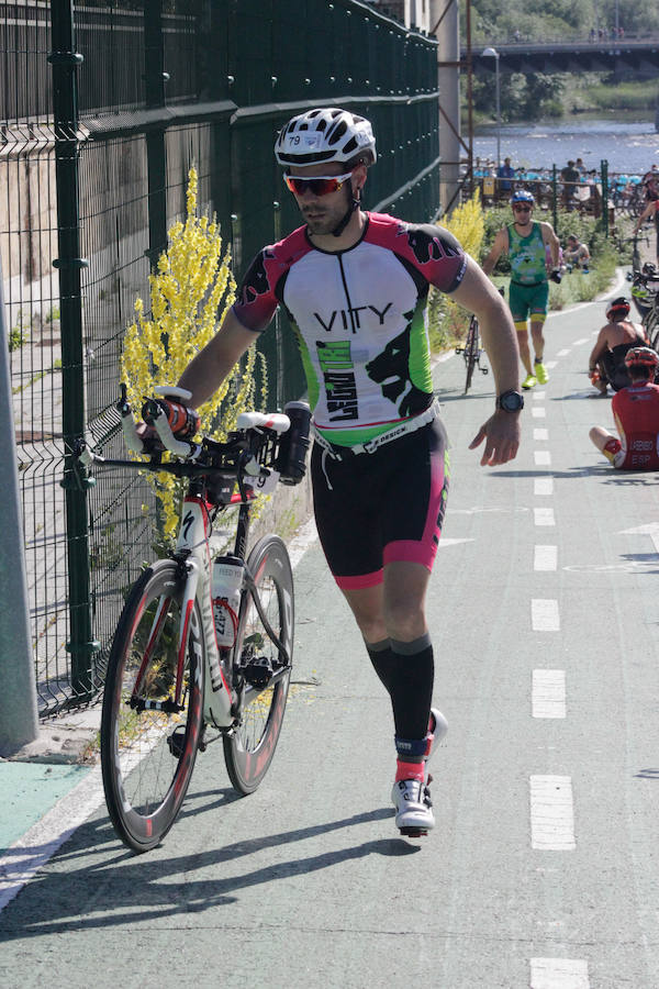 Salamanca se ha enganchado al triatlón. La capital charra acogió esta mañana la cuarta edición del Triatlón de Media Distancia, considerado además 'Campeonato Ibérico' por la importante presencia de triatletas lusos