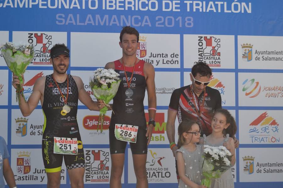 Salamanca se ha enganchado al triatlón. La capital charra acogió esta mañana la cuarta edición del Triatlón de Media Distancia, considerado además 'Campeonato Ibérico' por la importante presencia de triatletas lusos