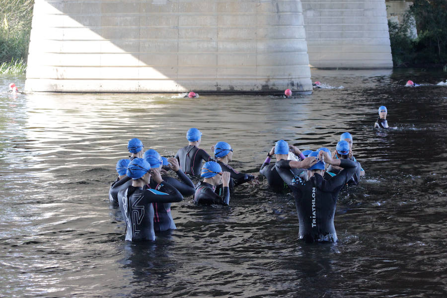 Salamanca se ha enganchado al triatlón. La capital charra acogió esta mañana la cuarta edición del Triatlón de Media Distancia, considerado además 'Campeonato Ibérico' por la importante presencia de triatletas lusos